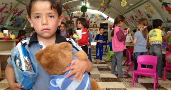 Σύμφωνα με τους γονείς από τότε που άκουσε ότι θα υπάρξει κρίση ρευστότηας με κυβέρνηση ΣΥΡΙΖΑ φυλάει τα παιχνίδια του σαν κόρη οφθαλμού