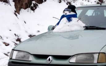 Εντυπωσιασμένη η χώρα από την πρωτοτυπία άνδρα που έβαλε χιονάνθρωπο στο καπό του αυτοκινήτου του
