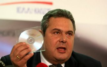 Ο υπουργός δείχνει CD με αυστριακά βαλς που κατέσχεσε ο ίδιος
