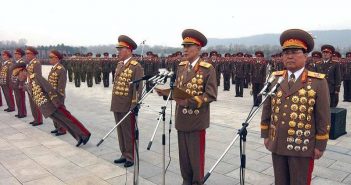 Κρίση στη Β. Κορέα: Στρατηγός κατέρρευσε από το βάρος των μεταλλίων