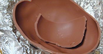 Μυστήριο καλύπτει την υπόθεση με μισοφαγωμένο πασχαλινό αυγό λίγες μέρες πριν το Πάσχα