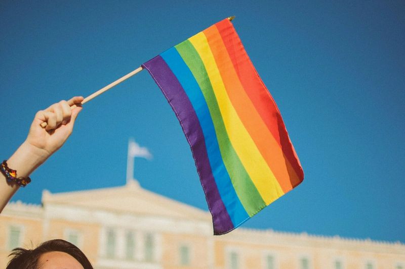 Τρόμος στην Αθήνα: Εκατοντάδες Έλληνες έγιναν κατά λάθος γκέι όταν πέρασε δίπλα τους το Athens Pride