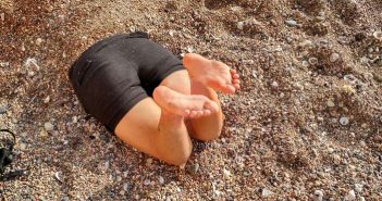 Αθλητικό πνεύμα: Ρακετάς καρφώθηκε στην άμμο προσπαθώντας να προλάβει μπαλάκι