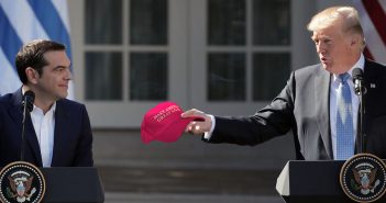 Καπέλο με τη φράση "Make America Great Again" χάρισε στον Αλέξη Τσίπρα ο Ντόναλντ Τραμπ
