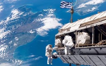 Ρίγη συγκίνησης: Αστροναύτες κρέμασαν τεράστια ελληνική σημαία στον διεθνή διαστημικό σταθμό