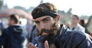 Ανησυχία για την επιτυχία του συλλαλητηρίου της Αθήνας καθώς δεν έχει εμφανιστεί ο όμορφος Κρητικός αγρότης