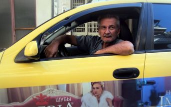 Ταξιτζής με αυτοκόλλητο «σιγά τις πόρτες» παραδέχεται ότι δεν έχει καλές πόρτες