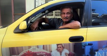 Ταξιτζής με αυτοκόλλητο «σιγά τις πόρτες» παραδέχεται ότι δεν έχει καλές πόρτες