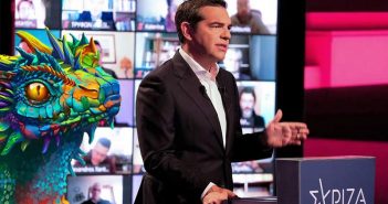 Διαψεύδει ο ΣΥΡΙΖΑ την εμφάνιση ενός πολύχρωμου δράκου δίπλα στον Αλέξη Τσίπρα κατά τη διάρκεια της ομιλίας του