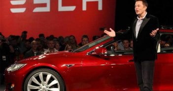 Ειδικό μοντέλο με πέντε χιλιάδες προεγκατεστημένες βρισιές ετοιμάζει για την ελληνική αγορά η Tesla