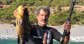 Δεκάδες φιλελέ ψάρια έχει εξοντώσει ο Παύλος Πολάκης κατά τη διάρκεια των διακοπών του