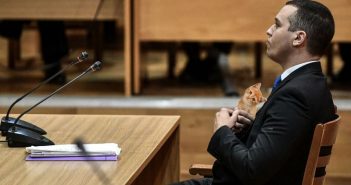 Την αγάπη του για τη τζαζ και το πλέξιμο επικαλέστηκε στο δικαστήριο ο Ηλίας Κασιδιάρης κρατώντας ένα νεογέννητο γατάκι