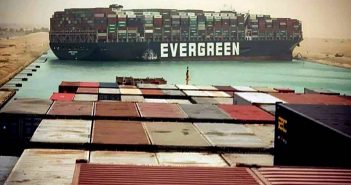 Επίλεκτη ομάδα παρκαδόρων στέλνει η Ελλάδα για την αποκόλληση του πλοίου στο Σουέζ