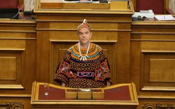 Ντυμένος Αφρικανός φύλαρχος θα εμφανίζεται ο Αλέξης Τσίπρας στη Βουλή έως ότου αποχωρήσει η Γαλλία από το Σαχέλ