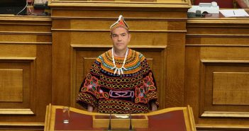 Ντυμένος Αφρικανός φύλαρχος θα εμφανίζεται ο Αλέξης Τσίπρας στη Βουλή έως ότου αποχωρήσει η Γαλλία από το Σαχέλ