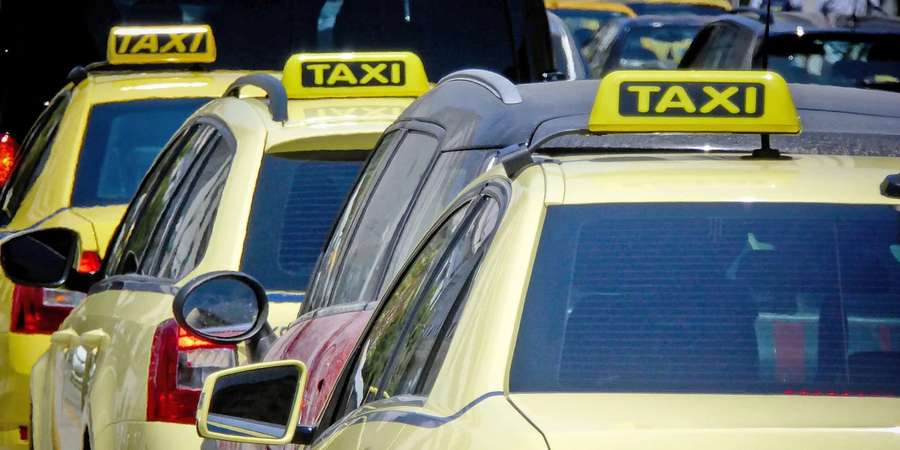 Δώρο ένα μάθημα επιλογής θα προσφέρουν τα ταξί μετά την αύξηση του κομίστρου