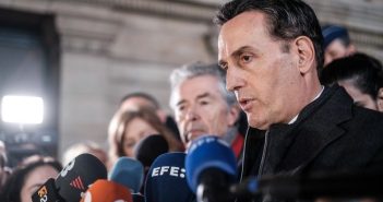 Την άμεση παρέμβαση της οργάνωσης προκάλεσαν οι νέες καταγγελίες του Γάλλου διανοητή και συνηγόρου της Εύας Καϊλή