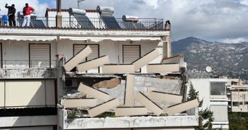 Κατέρρευσε το μπαλκόνι του Κώστα Μπακογιάννη από τις ζαρντινιέρες που αναγκάστηκε να πάρει σπίτι του