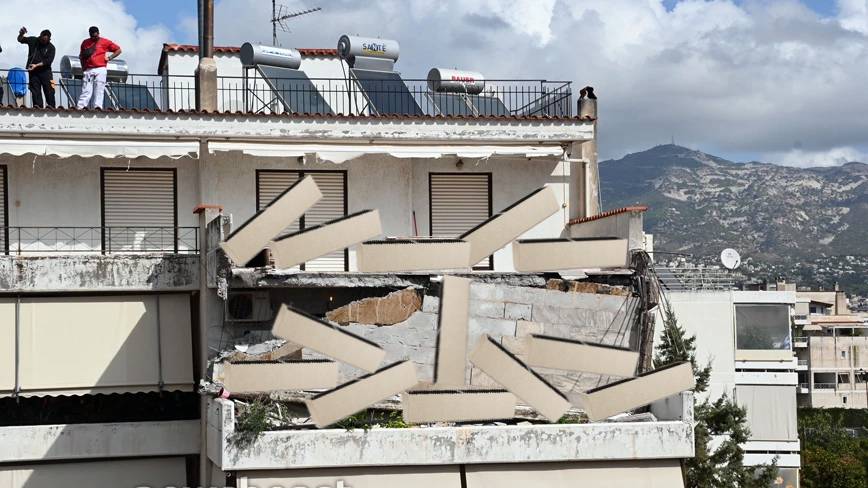 Κατέρρευσε το μπαλκόνι του Κώστα Μπακογιάννη από τις ζαρντινιέρες που αναγκάστηκε να πάρει σπίτι του