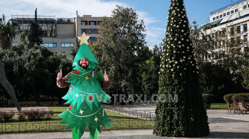 Δημοτικούς αστυνομικούς μεταμφιεσμένους σε χριστουγεννιάτικα δέντρα θα τοποθετήσει στις πλατείες ο Δήμος Αθηναίων για να μην κλέβονται τα στολίδια